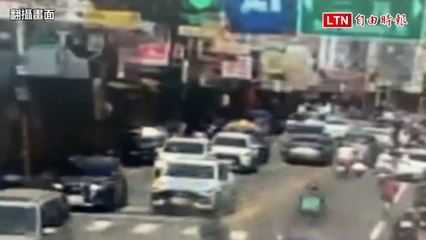 Lexus逆向連撞13輛轎車、機車 零件四散、11人受傷（翻攝畫面）