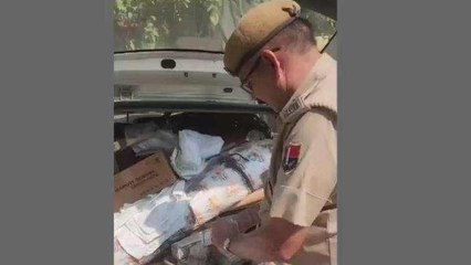 दौसा: पुलिस ने नाकाबंदी में पकड़ा 18 लाख कैश, कार की डिग्गी रखकर ले जा रहे थे, देखें VIDEO