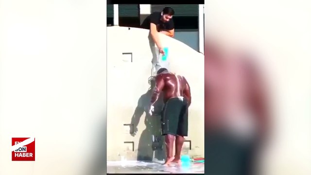 Plajda duş alan adama bitmeyen şampuan şakası