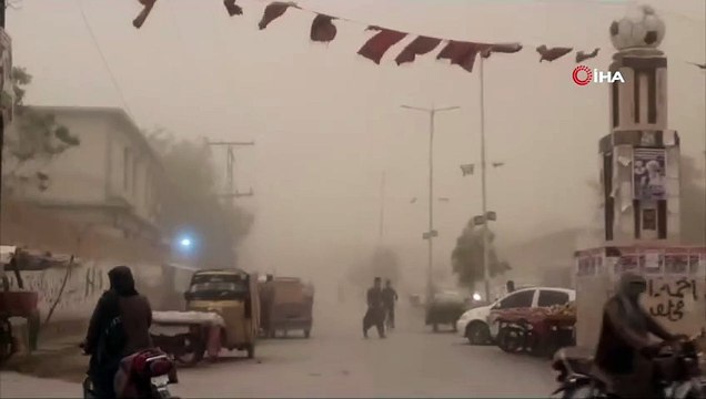 Pakistan'ın Belucistan eyaletinde yaşanan kum fırtınası gökyüzünü turuncuya boyadı