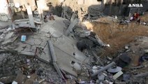 Gaza, a Rafah tra le macerie di un'abitazione colpita da un attacco aereo israeliano