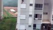 Casal salta do terceiro andar de edifício após criança atear fogo em sofá de apartamento