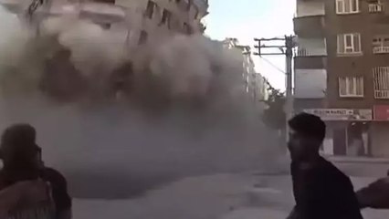 Diyarbakır'da 8 katlı bina, yıkım sırasında çöktü!