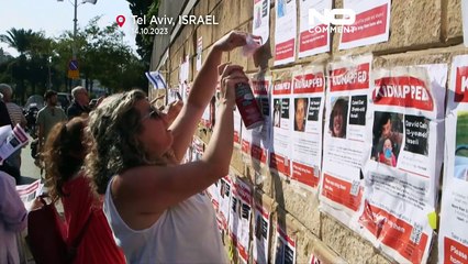تجمع خانواده گروگان‌ها در تل‌آویو همزمان با موج خروج اتباع خارجی از اسرائیل