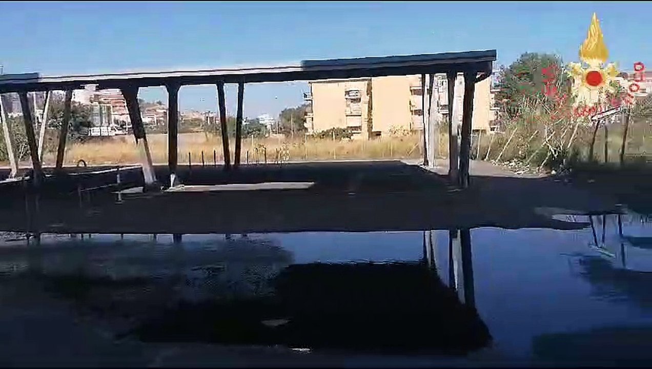 Catanzaro, incendio di vegetazione al polo sanitario dell’Asp di Lido: distrutti auto e cassoni di rifiuti