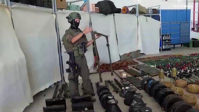 شاهد: الجيش الإسرائيلي يعرض أسلحة متنوعة يقول إن مقاتلي القسام جلبوها معهم خلال عملية طوفان الأقصى