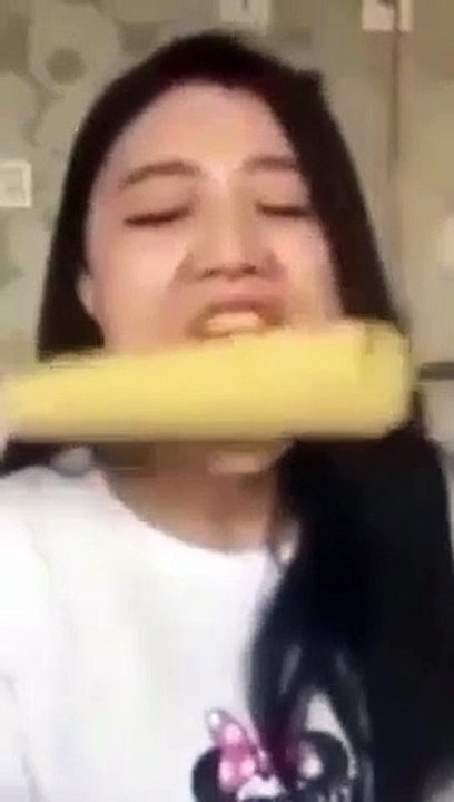 Watch how this girl eats corn