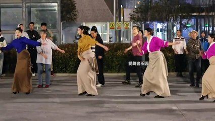 Beautiful Tibetan girls, a happy family singing and dancing