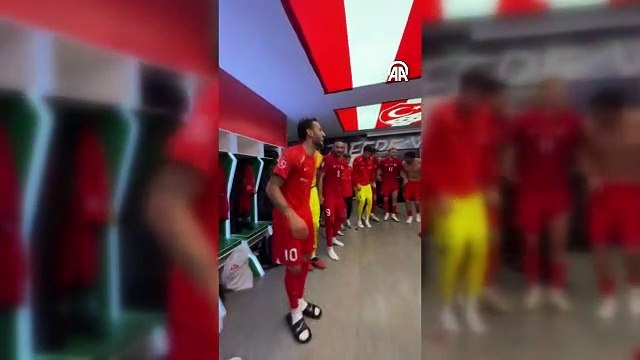Milliler galibiyeti soyunma odasında horon oynayarak kutladı