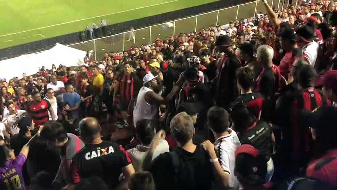 Torcedores do Vitória brigam no intervalo da partida contra o Guarani