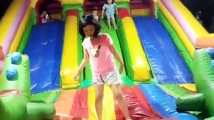 Bermain di Rumah Balon Bazar Malam