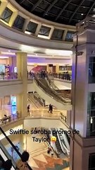 ¡Un fan enamorado! Joven roba cartel promocional de Taylor Swift en cine