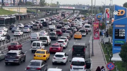 Download Video: İstanbul'da haftanın ilk günü trafik yoğunluğu yaşanıyor