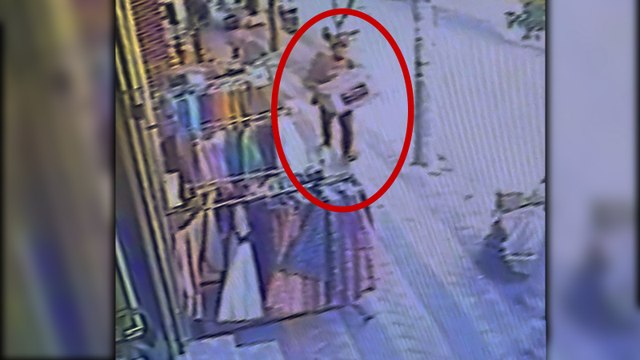 Sultangazi’de bir mağazadan fırını çalan şüpheli kamerada 