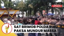 SAT BRIMOB POLDA RIAU PAKSA MUNDUR MASSA