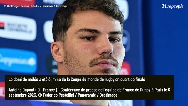VIDÉO Antoine Dupont en larmes : le capitaine s'effondre dans les bras de sa mère après la cruelle défaite des Bleus