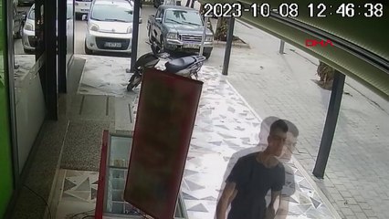 Téléphone portable volé à la torpille d'une moto garée sur le trottoir