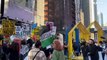New York, a Times Square manifestanti filo Palestina e pro Israele