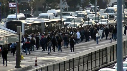 Avcılar'da metrobüse binmek isteyenlere 'beyaz yol' sürprizi