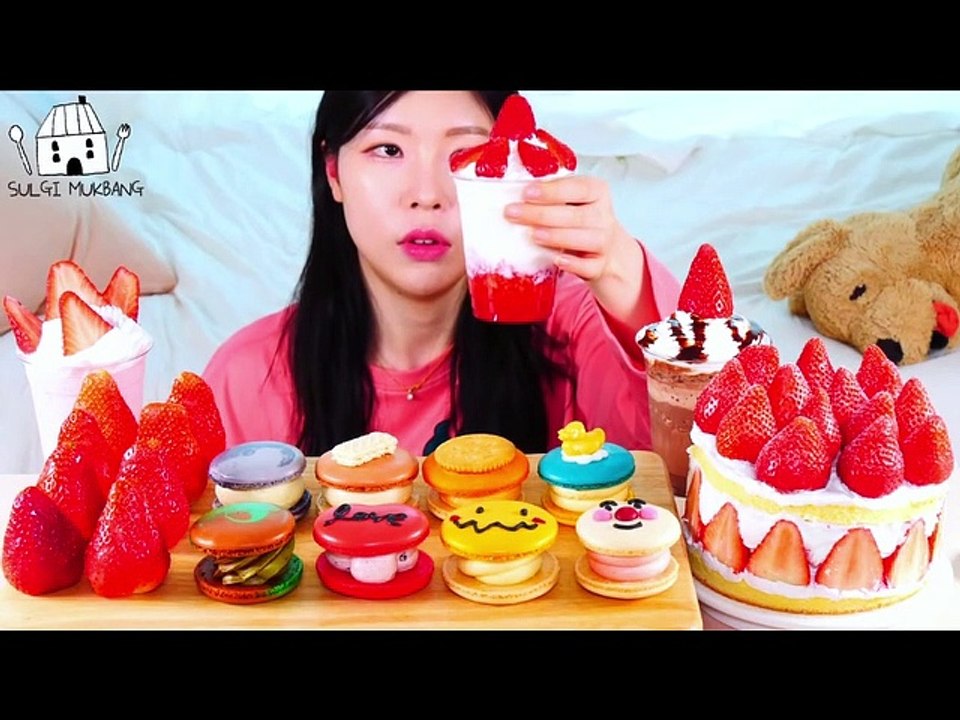 ASMR MUKBANG| Various macarons and Strawberry Desserts(Cake, Chocolate Smoothie, King's Berry).