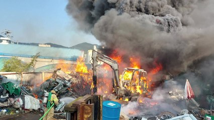 경남 창원시 고물상에서 불...2천6백만 원 피해 / YTN