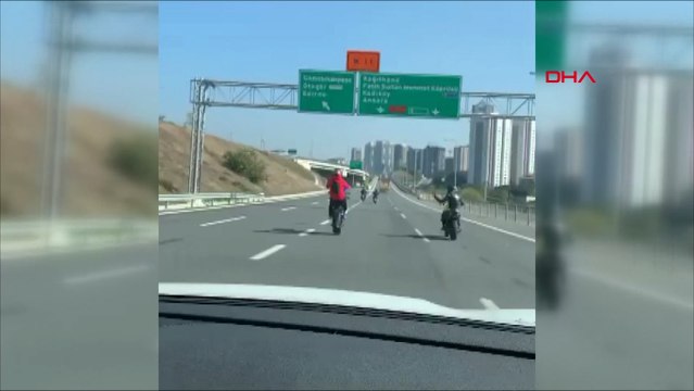 Biri ön tekerini kaldırdı, diğeri görüntüledi