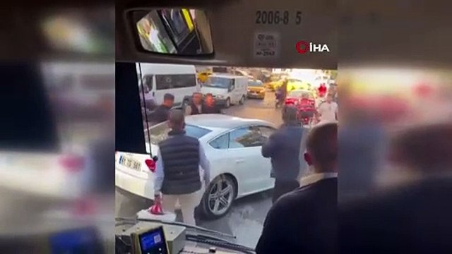 Yol verme tartışmasında şoförü darp edip İETT otobüsünü taşladılar