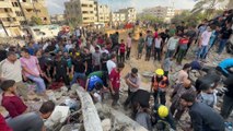 شاهد: فلسطينيون يبحثون عن ناجين بين أنقاض المباني التي دمرها القصف الإسرائيلي في خان يونس