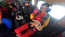 Un instructeur de parachutisme sauve un étudiant en chute libre
