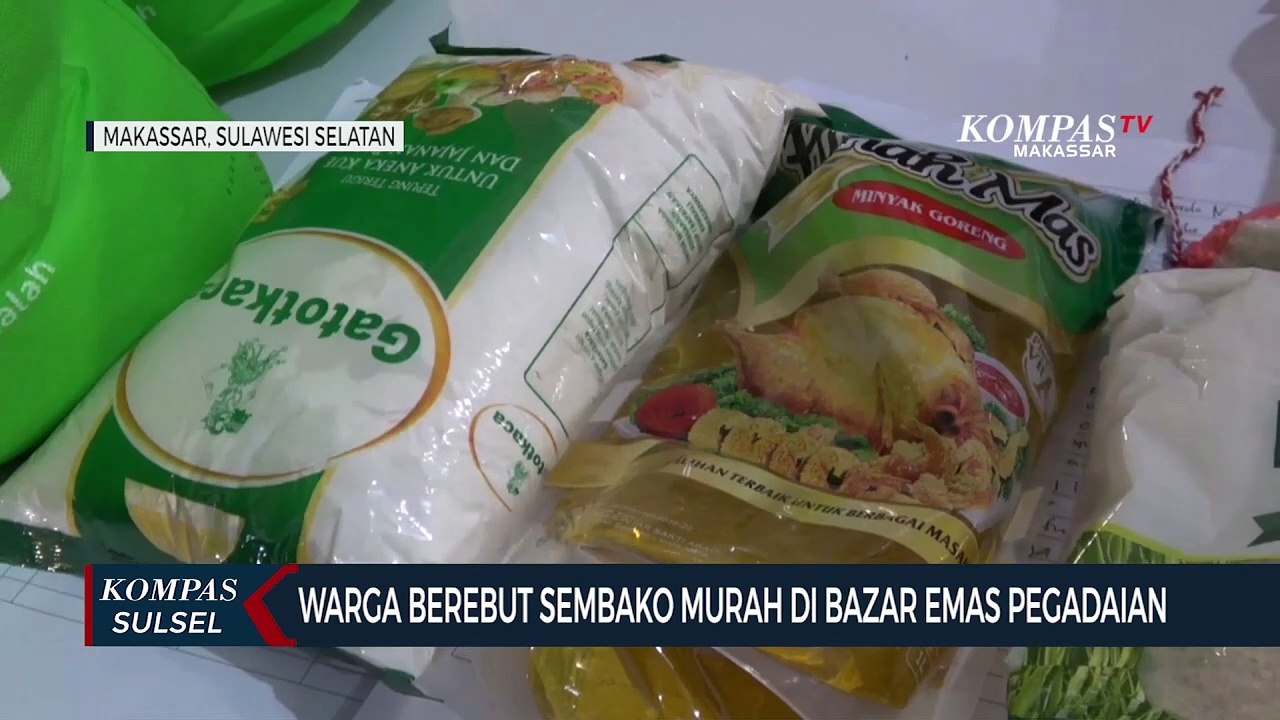 Warga Berebut Sembako Murah Di Bazar Emas Pegadaian