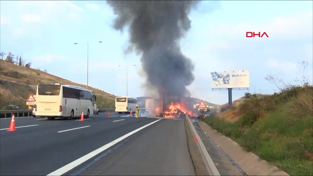 Sarıyer'de kumaş yüklü TIR alev alev yandı