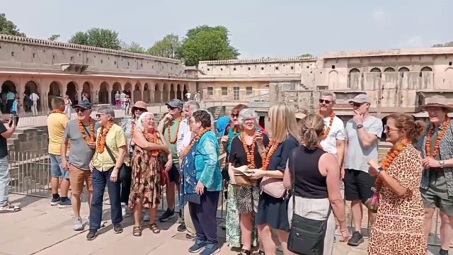 दौसा. लोक कलाकारों ने दी प्रस्तुतियां, वाद्य यंत्रों की धुन पर थिरके विदेशी पावणे