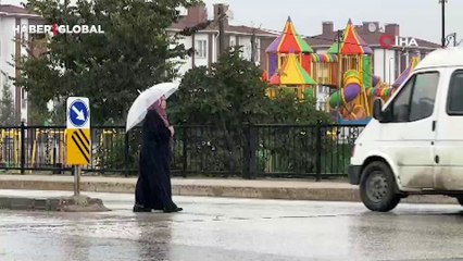 Sağanağa hazırlıksız yakalananlar zor anlar yaşadı