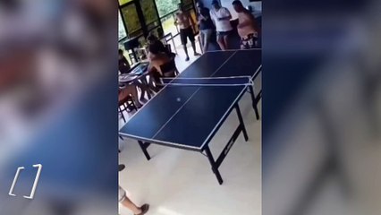 Masa tenisi oynarken hızını alamadı masayı kırdı