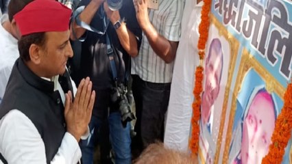 सत्य प्रकाश दुबे के घर का मंजर देख हैरान रह गए पूर्व सीएम अखिलेश, मृतकों को दी श्रद्धांजलि