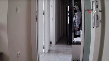 Sitedeki güvenliği geçen iki kadın hırsız bebek kamerasına yakalandı