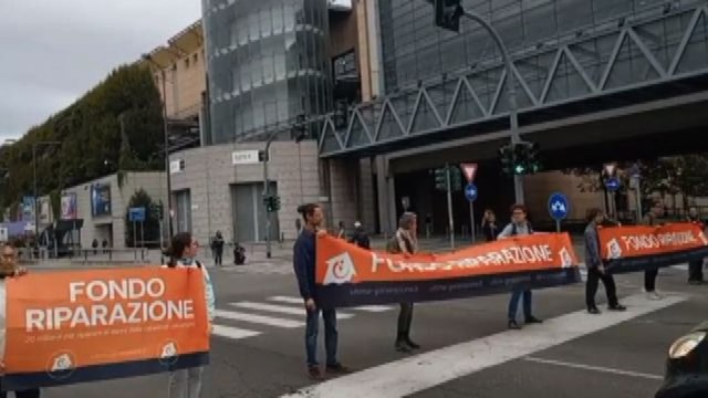 Gli attivisti di Ultima Generazione bloccano traffico a Milano