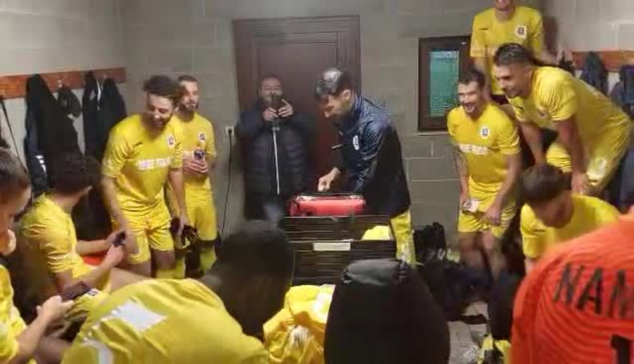 Evelette fait la fête après sa victoire face à Rochefort