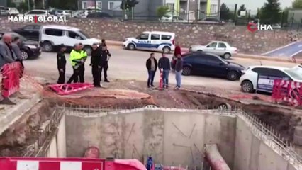 Kaza yapmamak için direksiyonu kırdı, çukura düştü