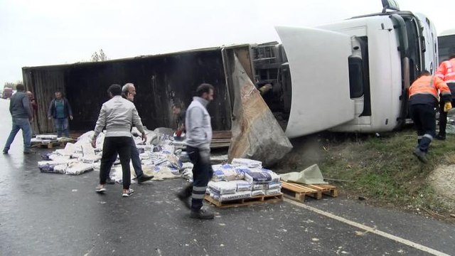 Büyükçekmece'de bariyerlere çarpan TIR devrildi