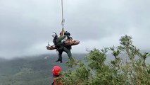 Homem é resgatado de helicóptero após cair em trilha na Grande Curitiba