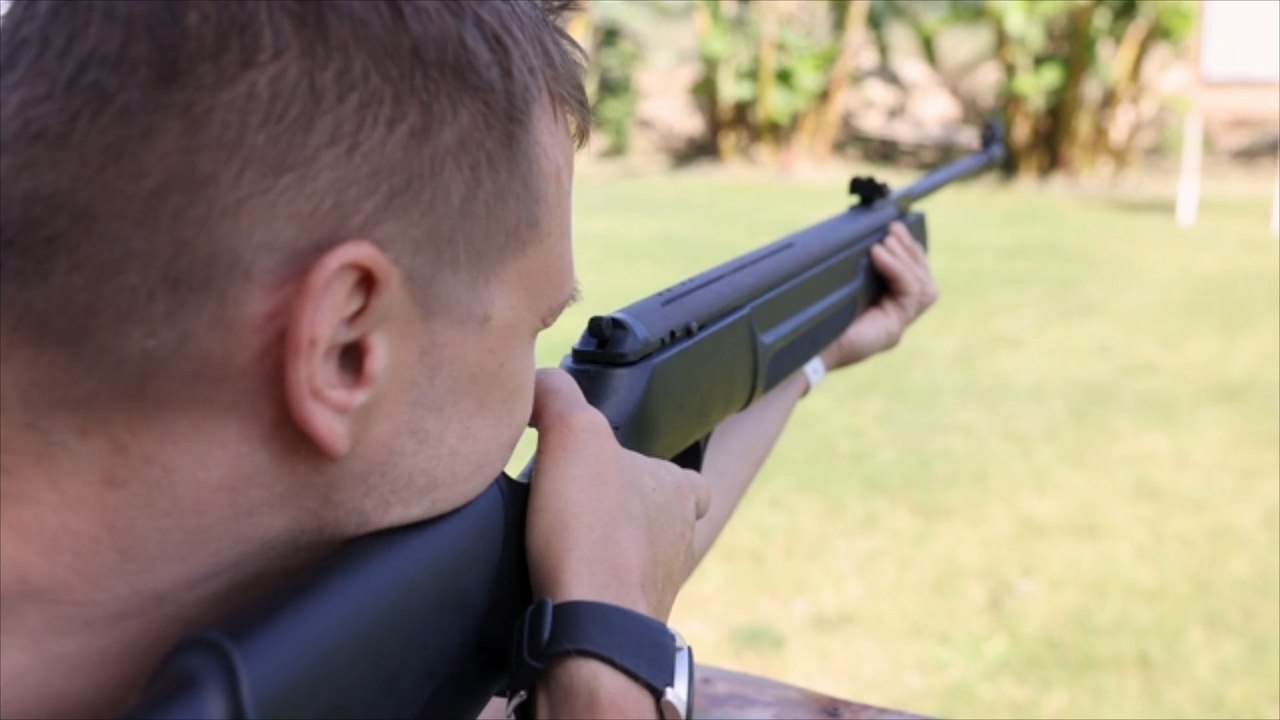 Mann läuft mit Gewehr durch München