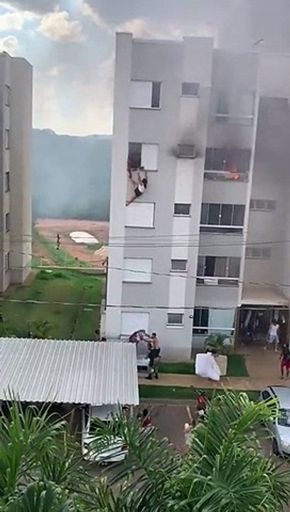 Avós pulam do 4º andar de prédio após neta atear fogo em sofá