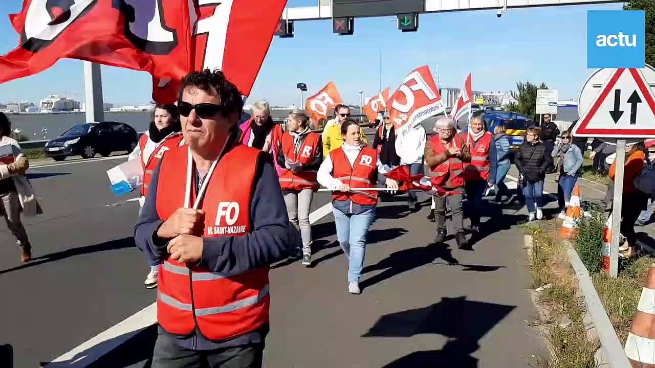 À Saint-Brevin-les-Pins, des agents médico-sociaux manifestent à l'entrée du pont de Saint-Nazaire