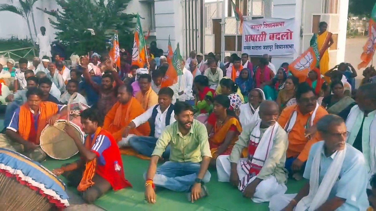 प्रत्याशी बदले के लिए तीन दिन से दे रहे धरना जशपुर के कार्यकर्ता