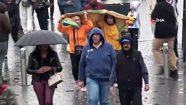Taksim'de Aniden Bastıran Yağış Vatandaşlara Zor Anlar Yaşattı