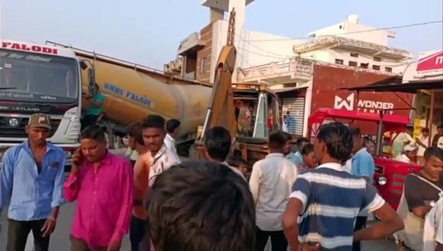 रिवर्स में लेते समय ट्रोला घुसा ट्रैक्टर शोरूम में, ट्रोले की चपेट में आने से एक व्यक्ति घायल