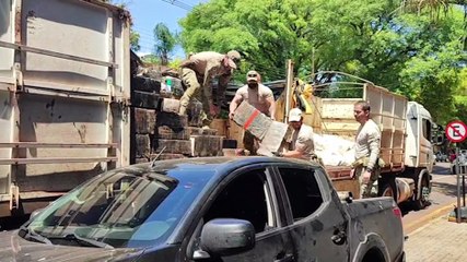 Carreta carregada com toneladas de maconha, fuzis e pistolas é encaminhada à PF de Cascavel