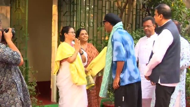 কালীঘাট গিয়ে মুখ্যমন্ত্রীকে বিশেষ উপহার দিলেন রোনাল্ডিনহো, বদলে কী পেলেন জানেন? | Oneindia Bengali