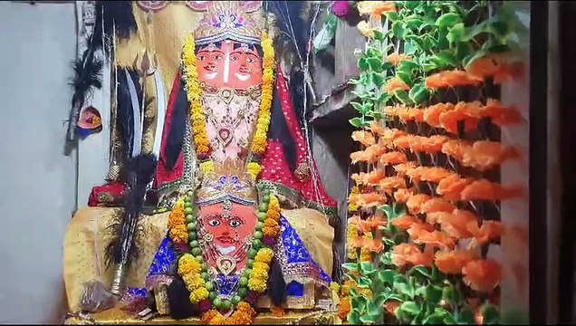 शारदीय नवरात्र में देवी मां की कर रहे आराधना
